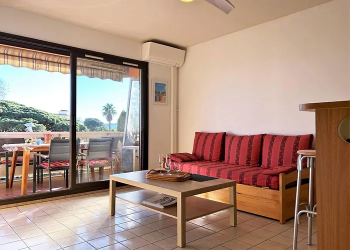 Climatise Avec Terrasse Et Parking Pres De La - Fr-1-251-202 Appartement