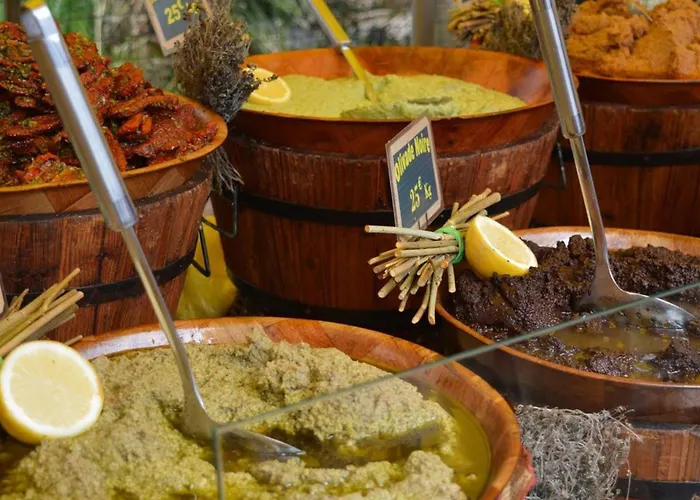 Climatise Avec Terrasse Et Parking Pres De La - Fr-1-251-202 Appartement *