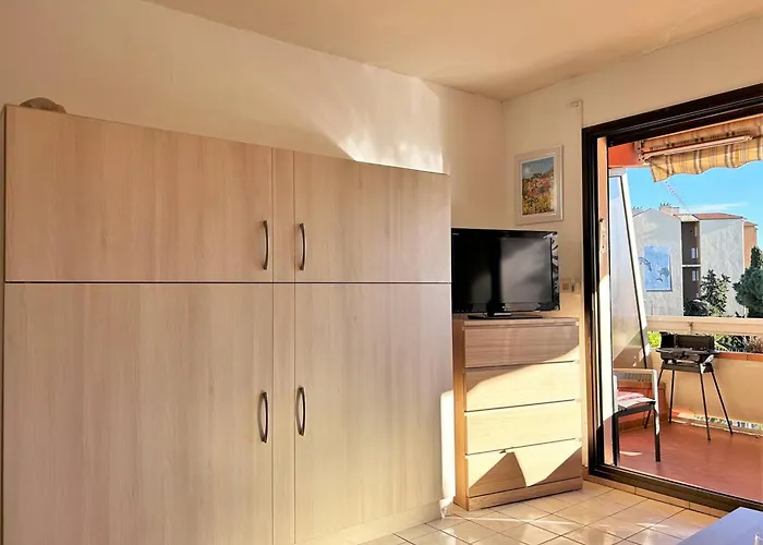 Daire Climatise Avec Terrasse Et Parking Pres De La - Fr-1-251-202 *